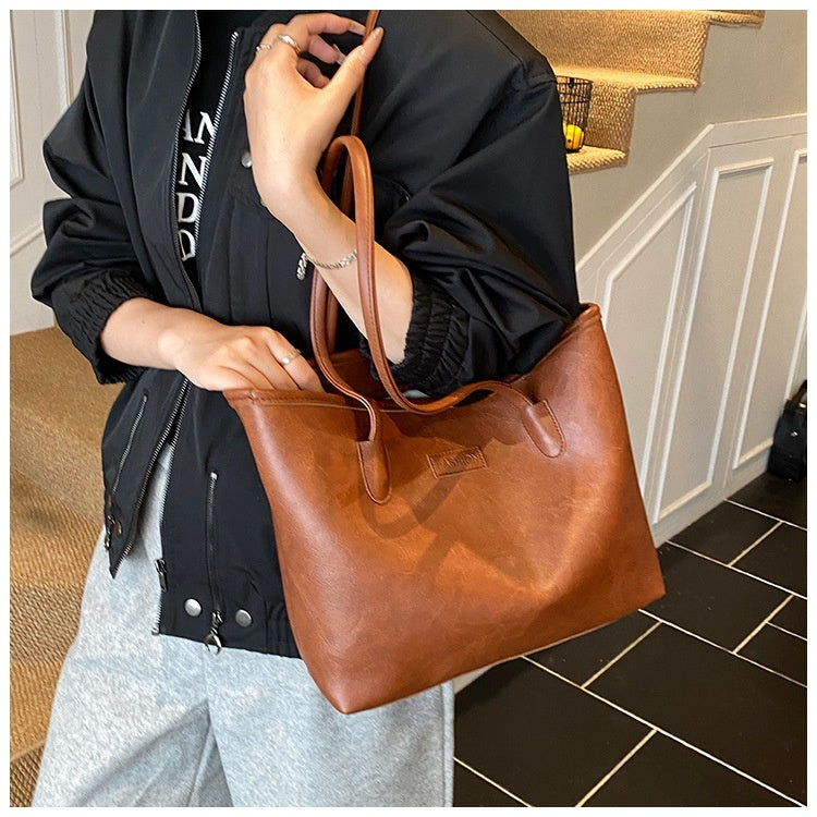 Fashion Retro Oil Wax Skin Commuting Large Capacity Shoulder Bag